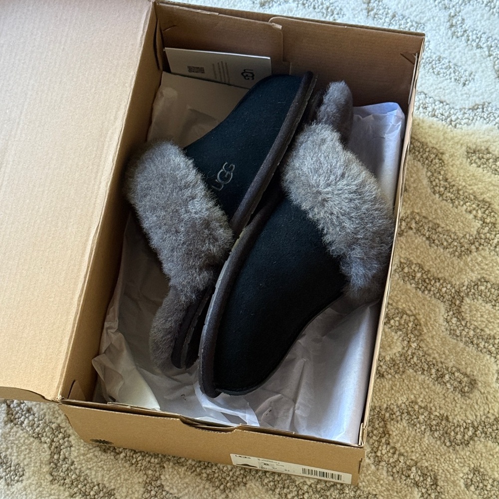 UGG Scuffette Black Slippers with Gray Fur - Picture 2 of 6